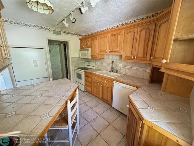 Building Photo - 3008 NW 69th Ct