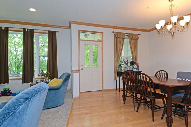 Building Photo - Spacious 4-Bed 3.5-Bath in Blaine - Available 6/10!