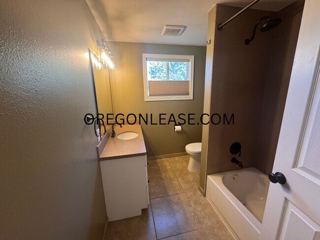 Building Photo - Spacious 4-Bedroom Home in North Springfield