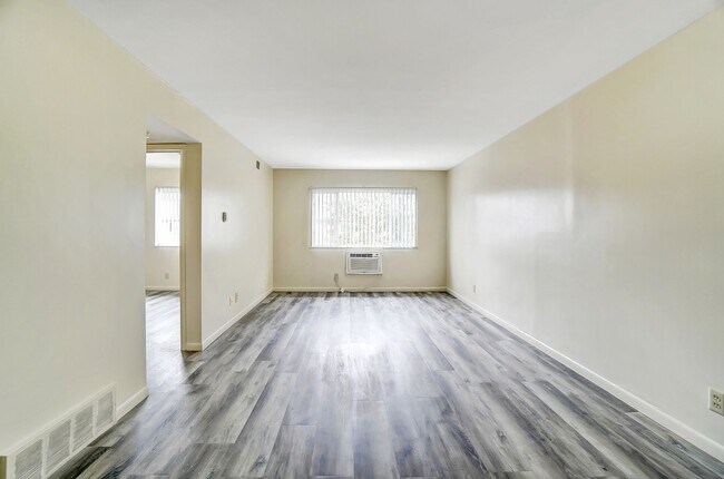 Building Photo - Karl Plaza Apartments