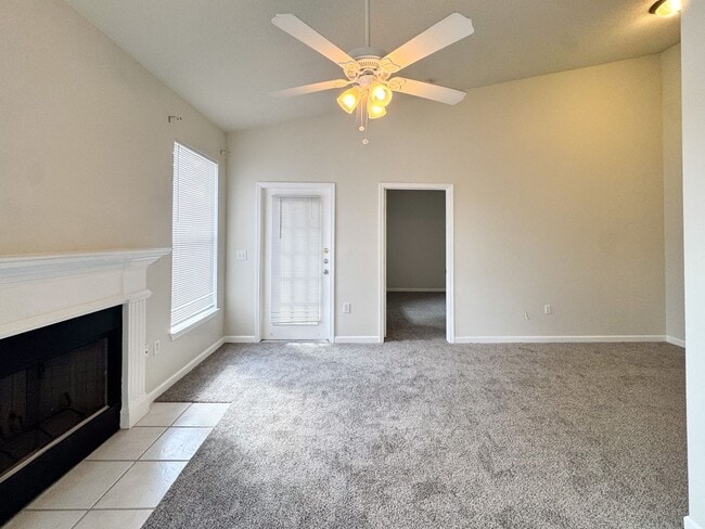 Building Photo - The Villas Condominiums  2/2 AVAILALBE NOW!