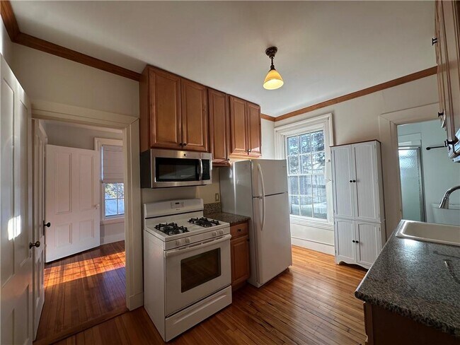 Building Photo - 5 Record St