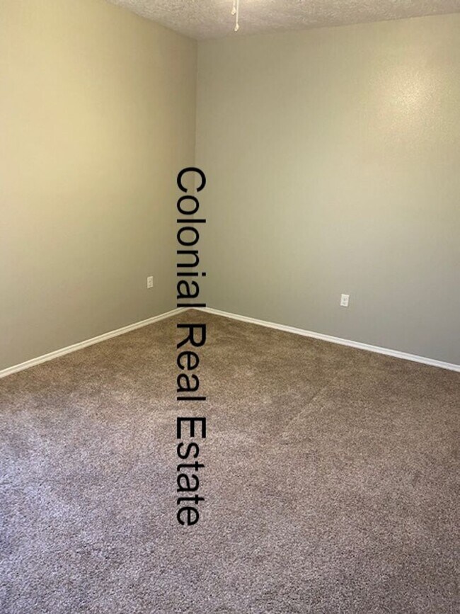 Building Photo - Spacious and updated 3 bedroom 2 bathroom home.