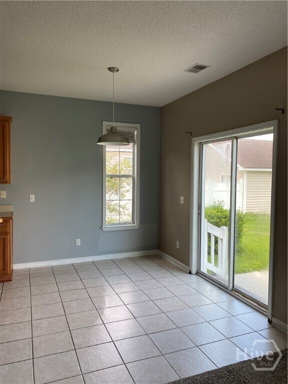Building Photo - 10 Bushwood Dr