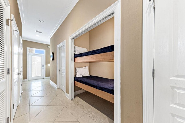 Building Photo - 1232 W Lagoon Ave