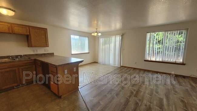 Building Photo - 324 Maylea Pl