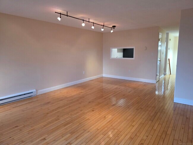 Building Photo - 552 Shennecossett Rd