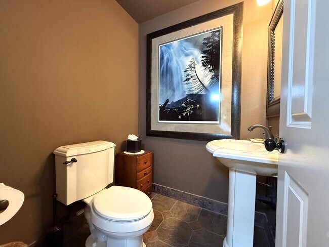 Building Photo - WINTER SPECIAL DISCOUNTED $500 PER MONTH F...