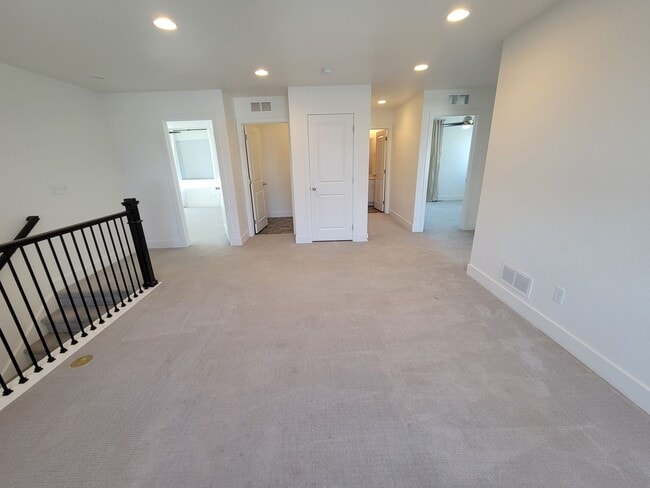 Building Photo - Stunning and spacious 4.5 bedroom, 3 bathroom home located in Morgan Hill