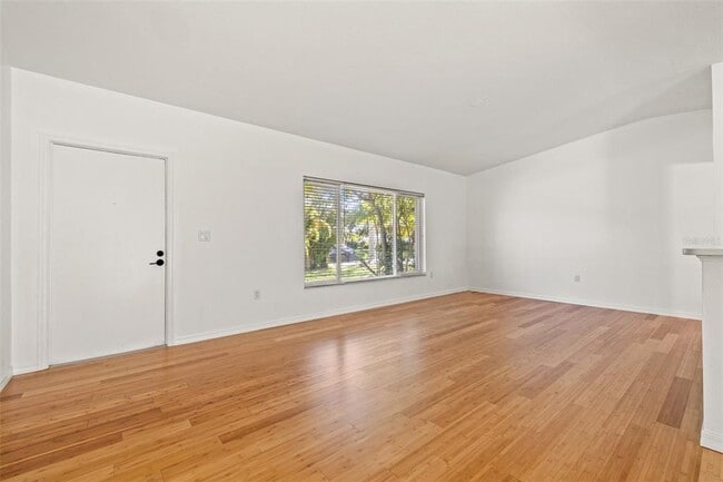 Building Photo - 1084 39th Ave NE