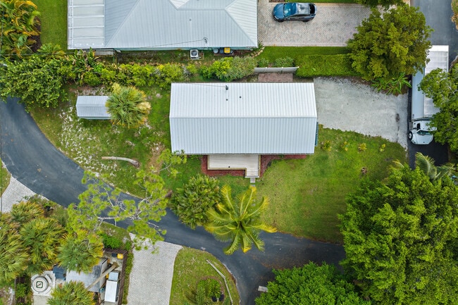 Building Photo - 856 SW Rustic Cir
