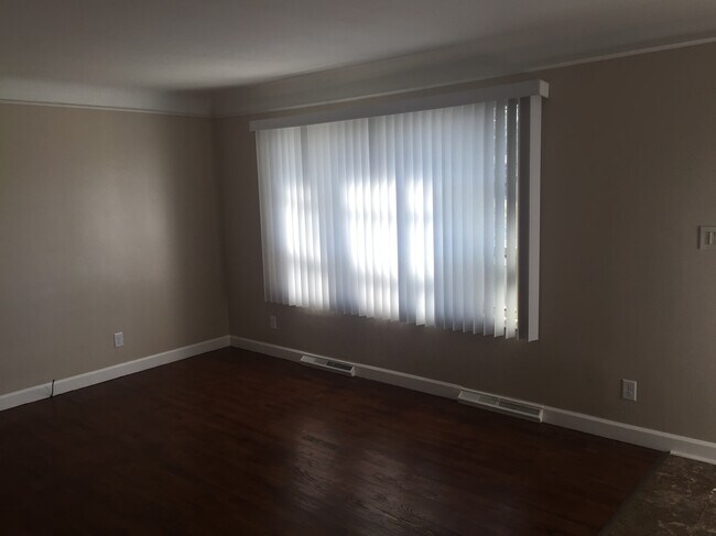 Building Photo - 3882 N Hartford Dr