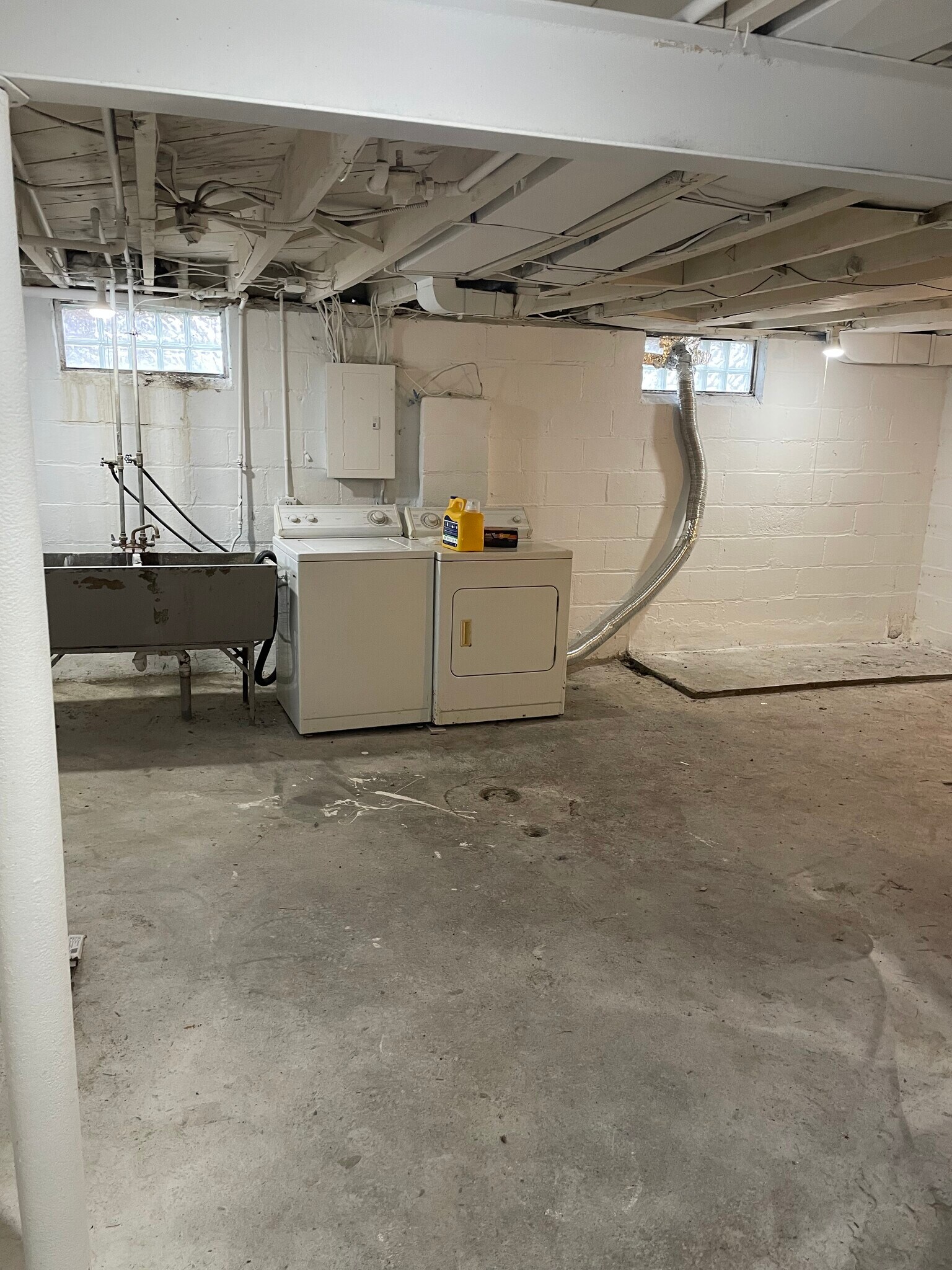 Building Photo - 592 E Montcalm St