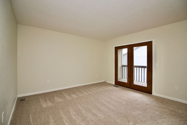 Building Photo - Sylvania 3 Bed/2.5 Bath Townhouse/Condo wi...