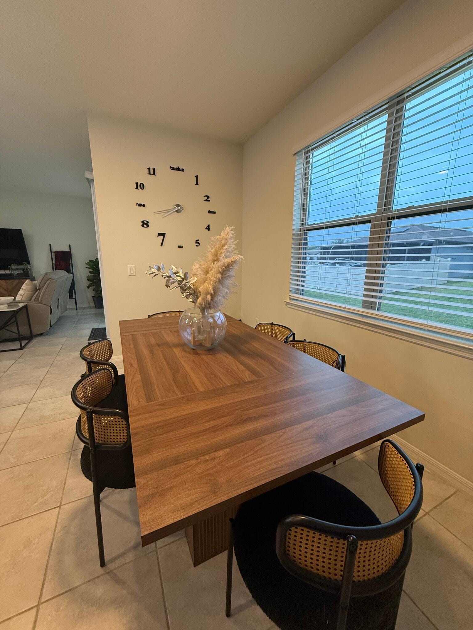 Building Photo - 2643 E Lake Pointe Dr