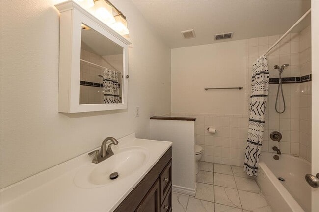 Building Photo - 400 Oak Knob Dr