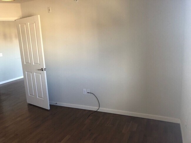 Building Photo - Stunning Clocktower Penthouse Condo with mountain views!