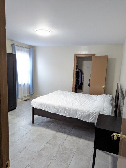 Building Photo - 3322 W Catalpa Ave