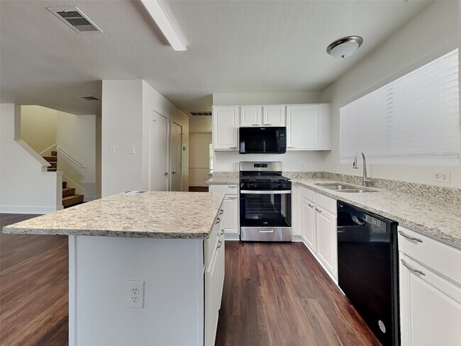 Building Photo - 26880 Hailey's Manor