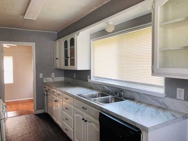 Building Photo - 1301 Greenbrier Dr
