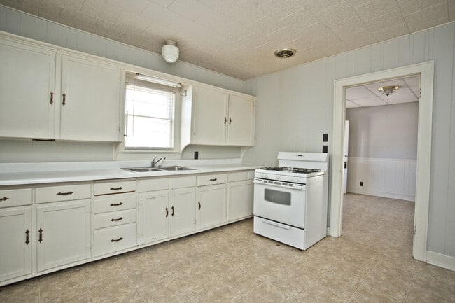 Building Photo - ***403 SW E Street***