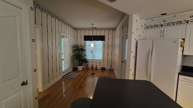 Building Photo - 423 Brightwood Dr