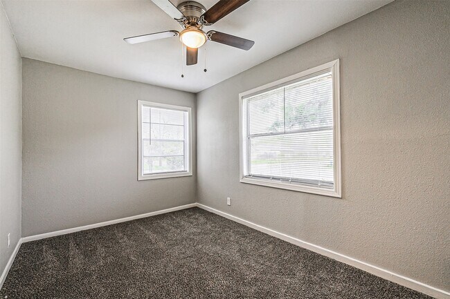 Building Photo - 1539 Pleasantville Dr