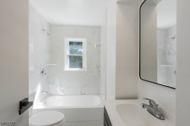 Building Photo - 33 Larchmont Rd