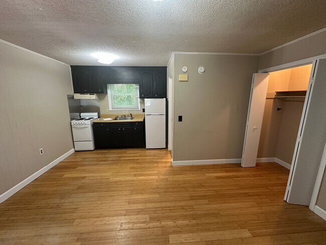 Building Photo - 118 Creekside Dr