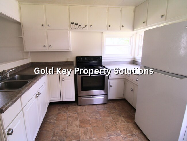 Building Photo - MEADOWBROOK AREA 2 BR 1 BA House with Central Air and Garage (SECTION 8 APPROVED)