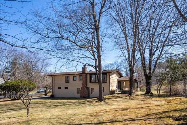 Building Photo - 13 Barrie Dr