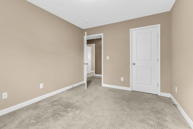 Building Photo - 553 Rosedale Ave