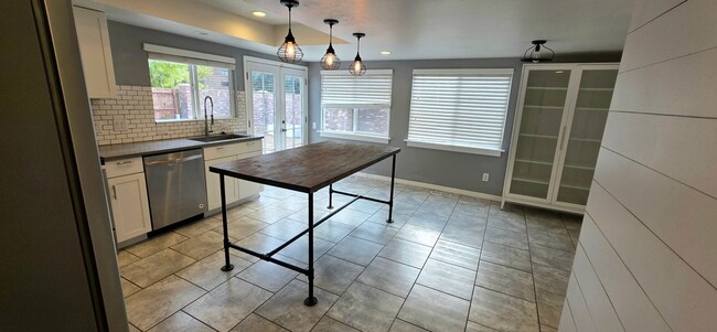 Building Photo - Spacious 4BR3BA House in Aurora