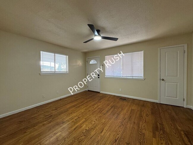 Building Photo - 1017 N Larchmont Dr