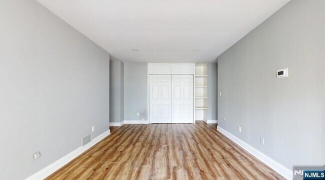 Building Photo - 462 River Rd
