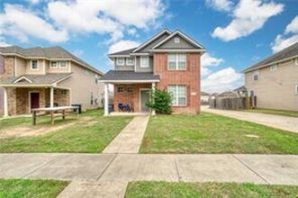 Building Photo - Great Location!! With Pool!