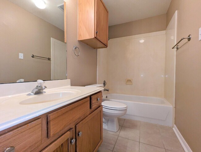 Building Photo - 3815 Maple Dr