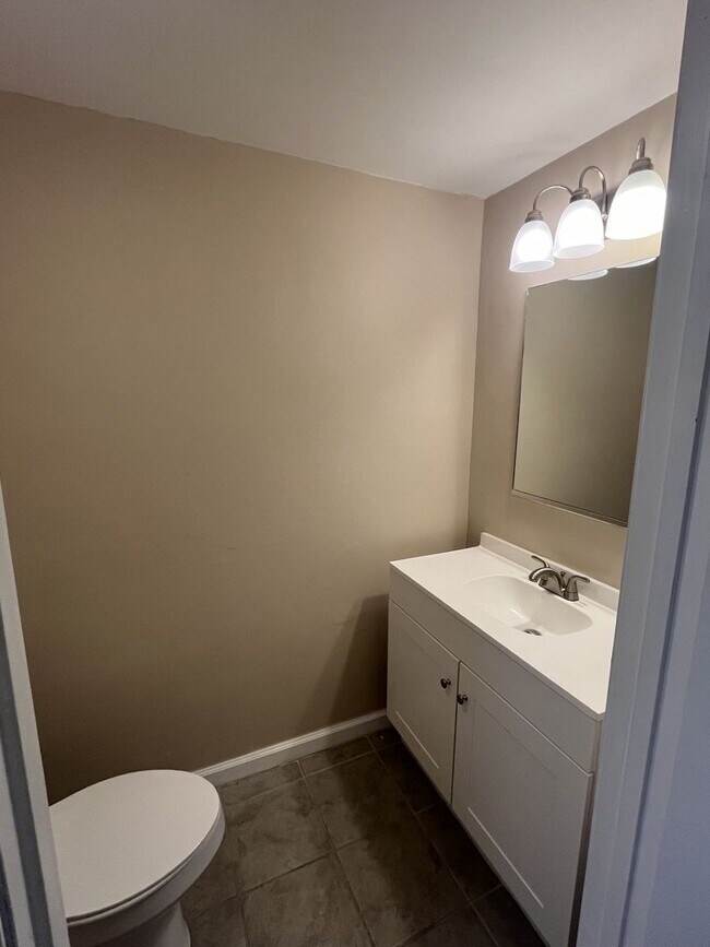 Building Photo - Updated 2BR/1.5BA Townhome w/ Office + Garage