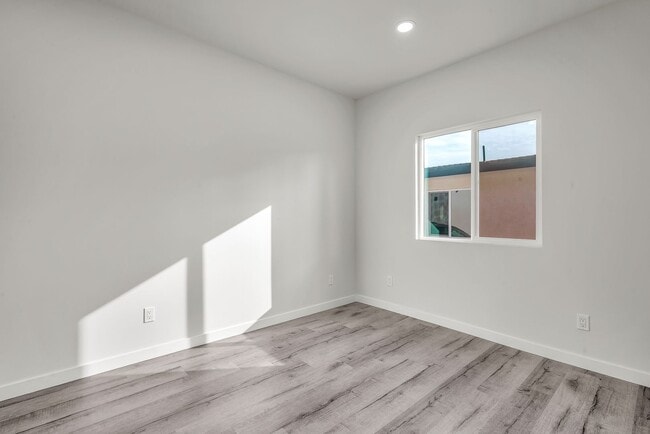 Building Photo - 5842-5840 Denver Ave