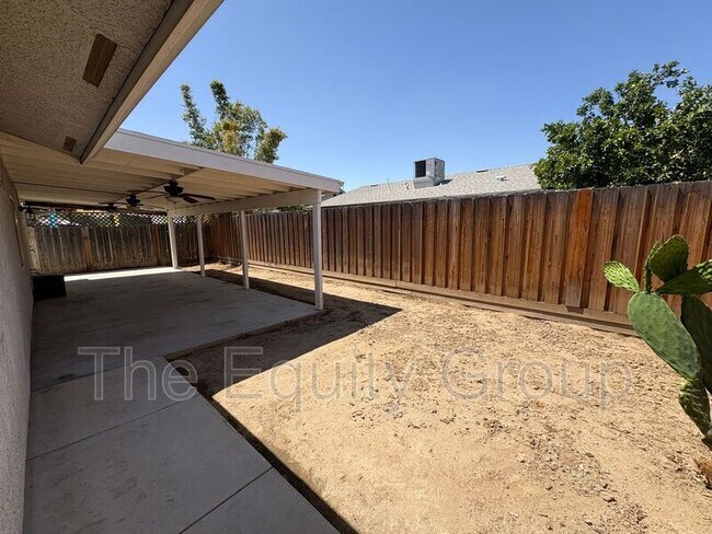 Building Photo - 744 W Buena Vista Ave