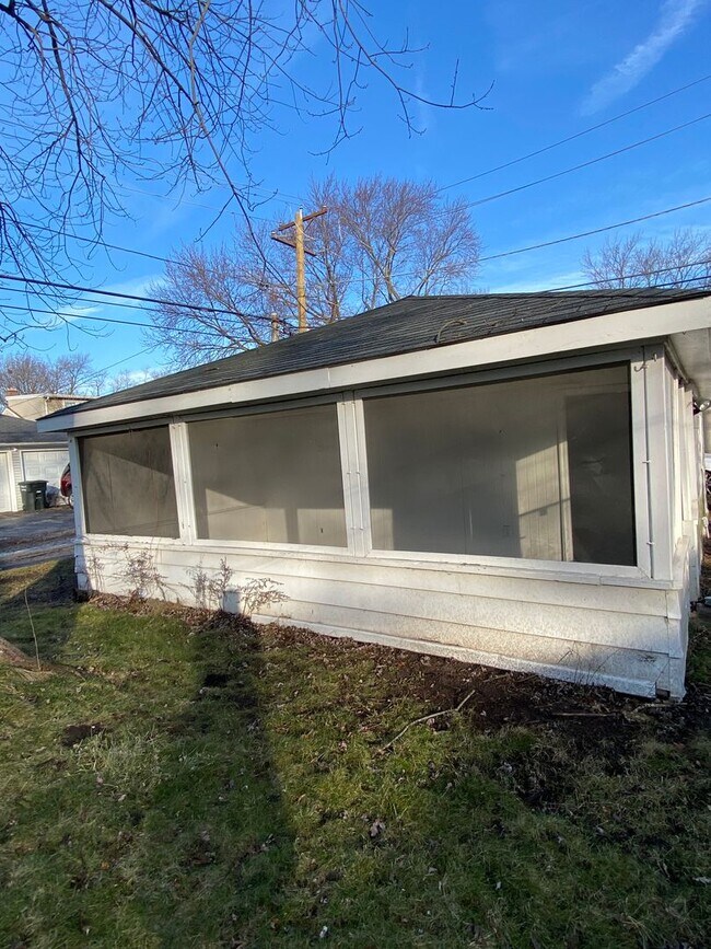 Building Photo - HOUSE FOR RENT IN LANSING !!