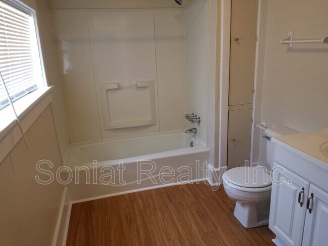 Building Photo - 110 S Pierce St