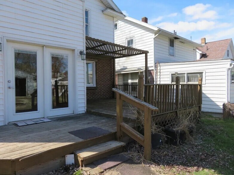 Building Photo - 172 Western Ave