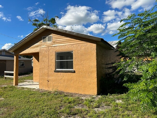 Building Photo - 517 Poinsettia Rd