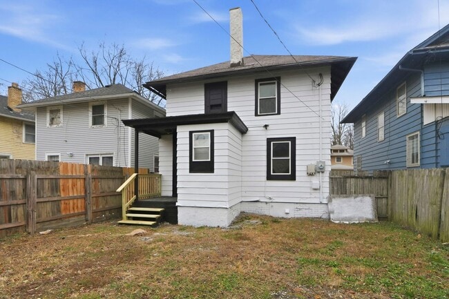 Building Photo - Freshly Updated 3-Bed Home with Back Parking