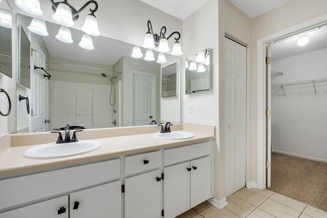 Building Photo - NE Tallahassee Townhome with Community Pool