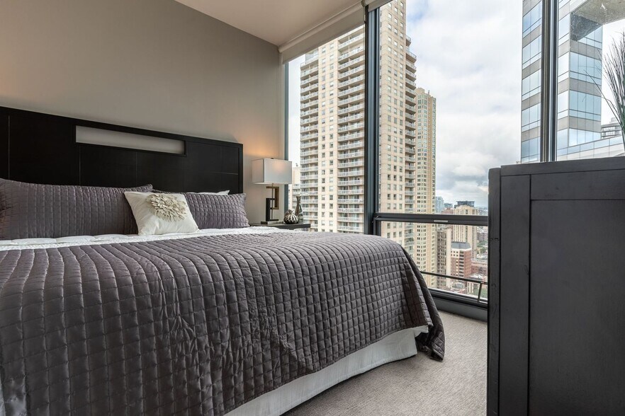 Building Photo - 539 N State St