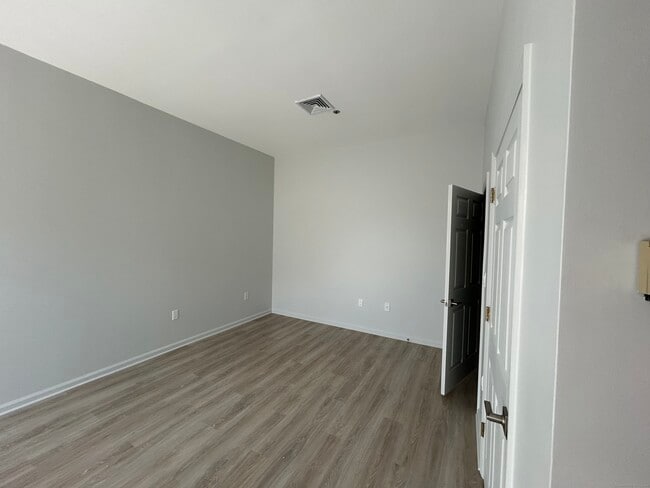 Building Photo - 430 Main Ave