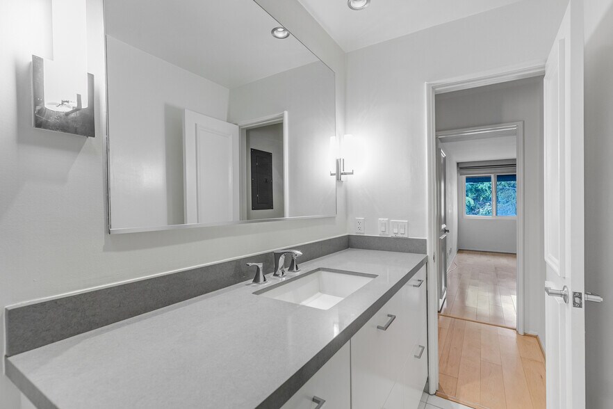 Building Photo - 8535 N West Knoll Dr