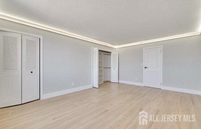 Building Photo - 160 Overlook Ave